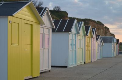 les cabines aux tons pastels sur le perré